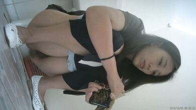 《大胆牛人✅封神作品》坑神躲藏女厕隔板缝中连续偸拍好多美腿美穴小姐姐大小便✅前后拍又照露脸全身~太顶了4K原画 (26)