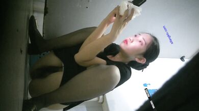 商场女厕全景偷拍多位黑丝美女嘘嘘各种美鲍完美呈现 (2)